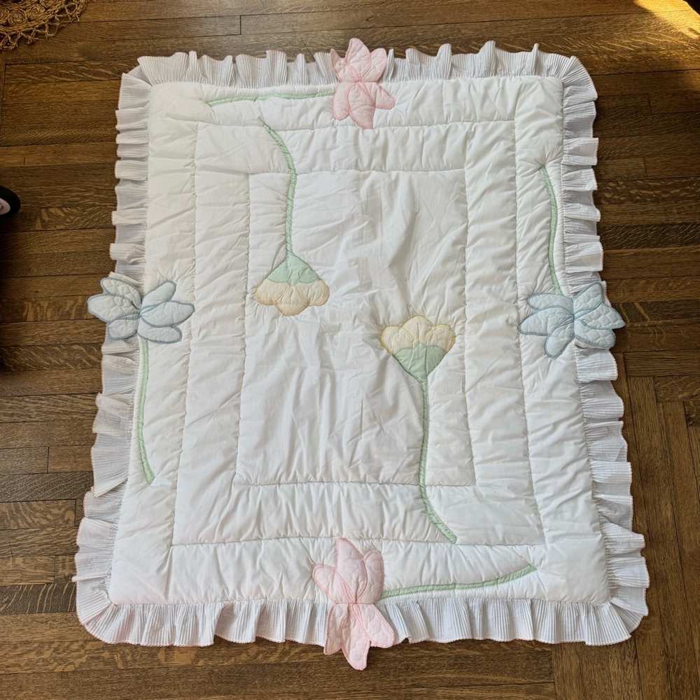 Vintage Glenna Jean Baby Girl Floral Appliqué Ruffle Crib Comforter Quilt